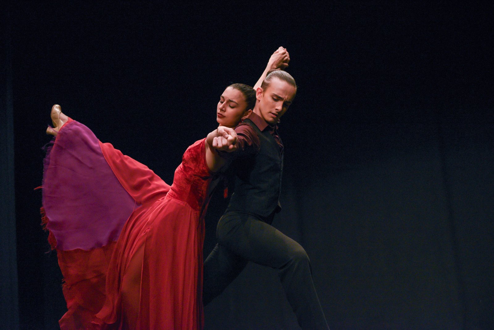 Ensayo colectivo de danza española en aula